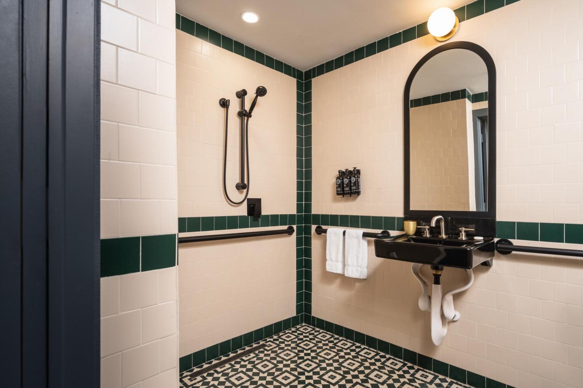 King Room with Roll-in Shower - Mobility Access/Non-Smoking,1729995086:JPEG